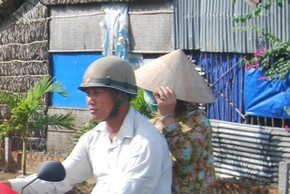 Dando tumbos por el Sureste Asi&aacute;tico - Jerem&iacute;as Poebe en el Tri&aacute;ngulo de Oro - Sombreros y Cascos Vietnam