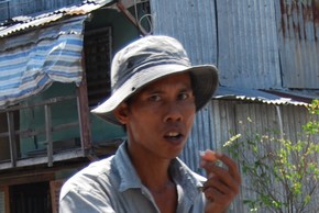 Dando tumbos por el Sureste Asi&aacute;tico - Jerem&iacute;as Poebe en el Tri&aacute;ngulo de Oro - Sombreros y Cascos Vietnam
